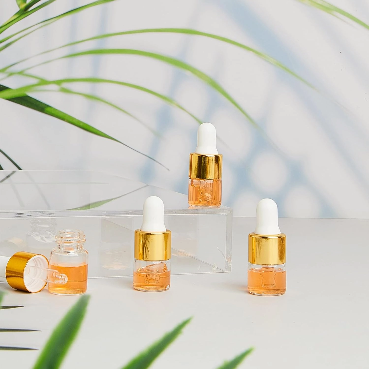 200 Pcs Mini Glass Dropper Bottles Mini Sample Bottles Small Sample Vials with Lid for Traveling Essential Oils Cosmetic Liquid Perfume(1 ml,Gold)