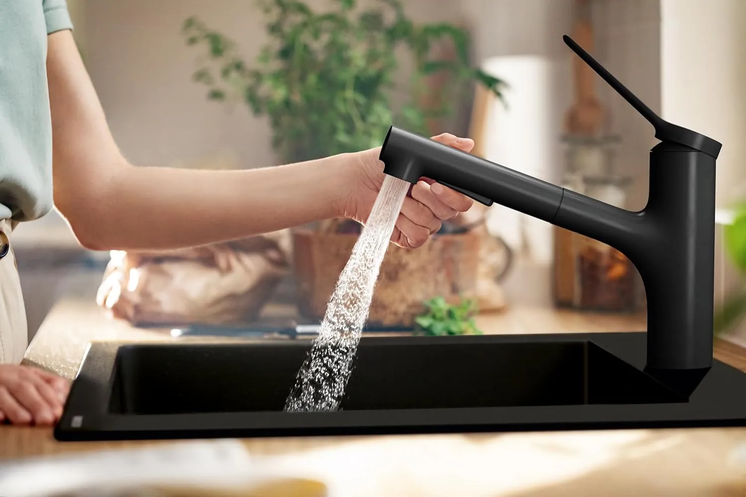 hansgrohe Zesis Black Single-Handle Kitchen Faucet, Kitchen Faucets with Pull Out Sprayer, Faucet for Kitchen Sink, Matte Black 74810671