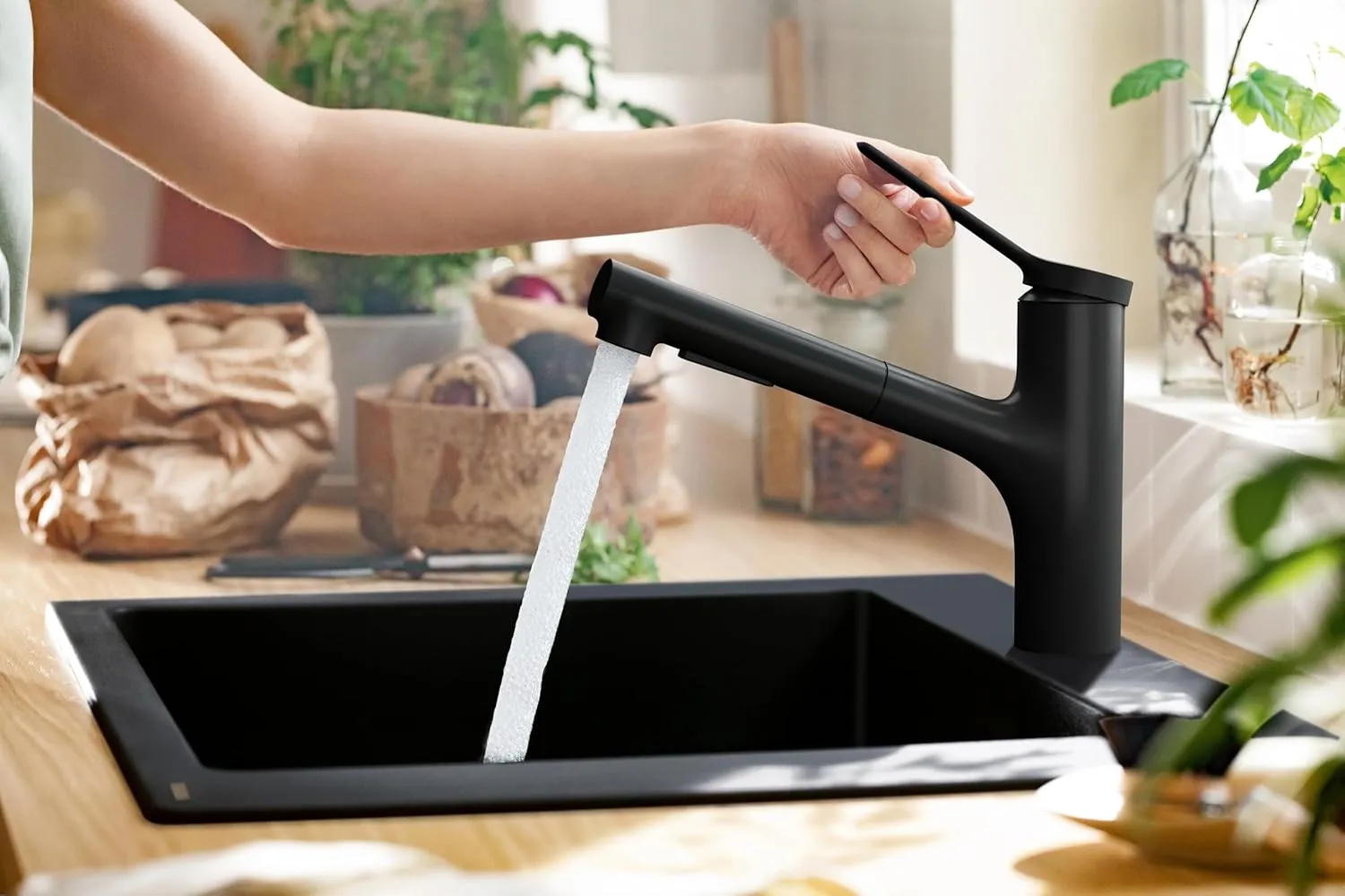 hansgrohe Zesis Black Single-Handle Kitchen Faucet, Kitchen Faucets with Pull Out Sprayer, Faucet for Kitchen Sink, Matte Black 74810671