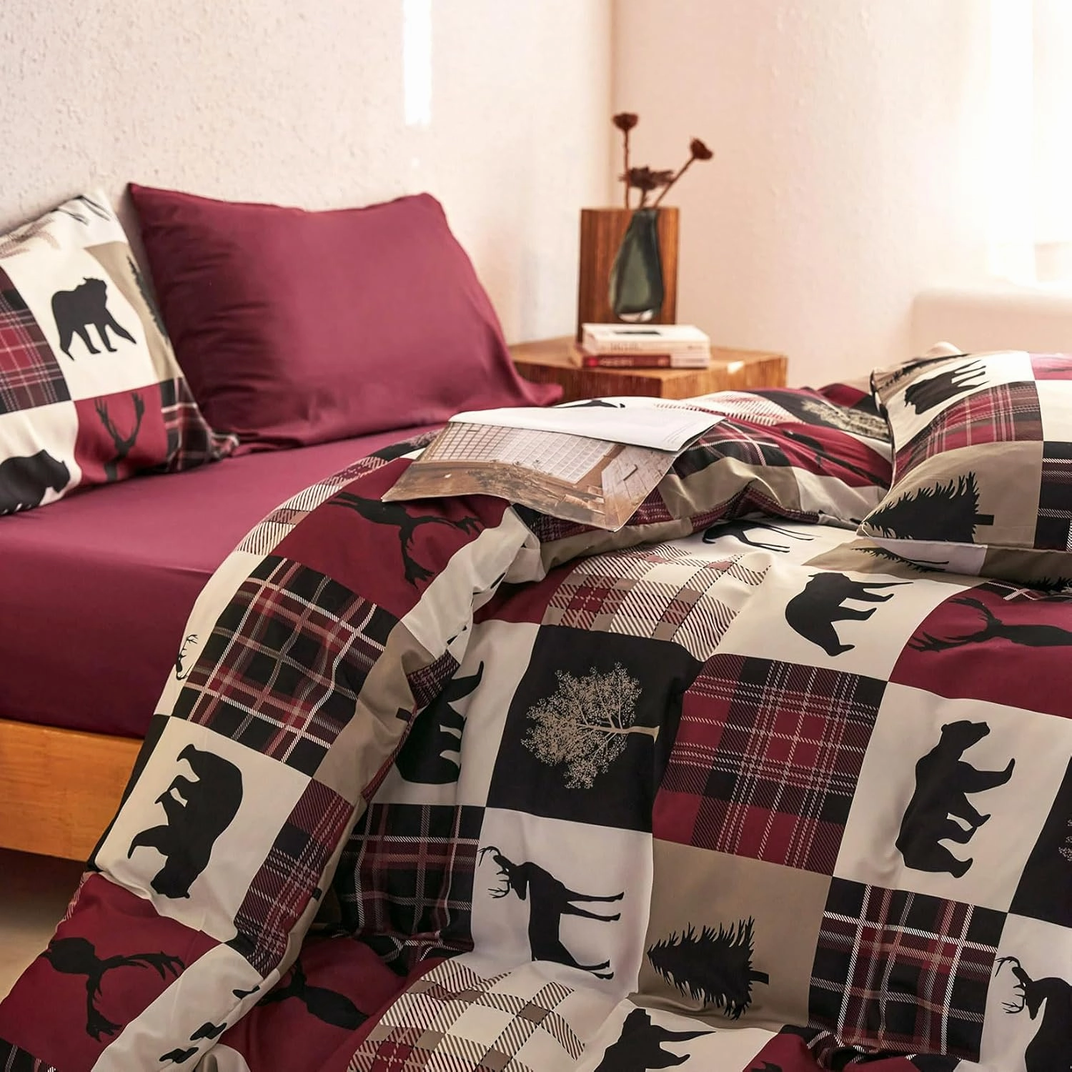 Wake In Cloud - Rustic Duvet Cover Set, Cabin Christmas Lodge Western Country Bear Deer Holiday RV Outdoor Winter Theme, Soft Lightweight Bedding, 3-Piece, Burgundy Black, Queen Size